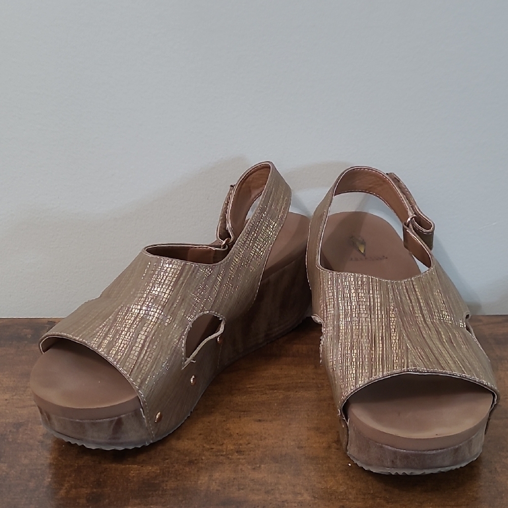 Volatile Bronze-ish Gold Platform Sandals size 10
